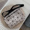 Designer -Einkaufstaschen für Frauen Clearance Verkauf Hochglänzende quadratische japanische Frauen Original Schulter -Crossbody -Kissen -Box -Tasche, die kleine gefrostete Laser eine Kamera pendeln