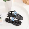 Sandaler 2023 Butterfly Clip Toe Sandaler Kvinnor Jelly Shoes PVC Candy Flipflops Ladies Flat Heels Slippers Billiga plast Sandalias Mujer