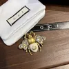 Broches d'abeilles en or 18k plaquées de luxe Designers Insect Pearl Letter Fashion Femmes Broches en acier inoxydable Bijoux de fête de mariage