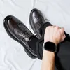 Casual skor män mode affär bröllop klänning original läder snörning snidande brogue sko svart bruna sneakers gentleman skor