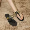 Kapcie moda mo Schino Slipper Flip Flip Flip Sandal Woman Meth Metal Designer Buty Casual Buty Najwyższej jakości muły czarne białe slajd letnie suwaki z płaskim obcasem dowcip