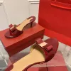 Lakierowe kapcie kokardowe dla kobiet noszą cienkie obcasy na letni nowy styl czerwony wróżki sandały z linii prostej z średnimi obcasami