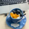 Peint à la main le ciel bleu et les nuages blancs tasse de café avec soucoupe en céramique à la main tasse de thé à la main