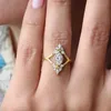 2pcs bagues de mariage Caoshi Rhombus Shape Ring Femme Magnifique bijoux de doigt de mode avec des accessoires de couleur en or zircone brillant pour le mariage