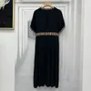 Kadın Elbiseler Avrupa Moda Markası Siyah V yakalı kısa kollu toplanmış bel işlemeli dekoratif midi elbise