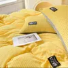 Клетки для постельных принадлежностей 4 шт. Установите зимнюю сгущенную бархатную одеяло.