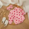 Alla hjärtans dag baby kläder barn flickor bodysuit outfits söt hjärttryck ruffle långärmad romper med pannband spädbarn 240327