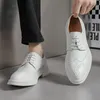 Chaussures décontractées en cuir blanc oxford pour hommes printemps pointu à lacets à lacets brillant épais semestrer le mariage