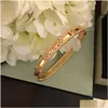 Bangle Esigner Clover Armband för kvinnor 18K Guldpläterad FL Crystal Four Leaf Perlee Sweet Flower Cuff Valentine Party Gift With Drop OT8QL