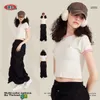 Pure wind verlangt naar korte mouwen met kale navel.Lente en zomer 2024 American Retro Contrast Short Hot Girl Front off-the-shoulder T-shirt.