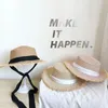 Basker trendiga kvinnor sommarlock platt topp kontrast färg manuell flätad rippad kant bow-knot lady hatt solskade