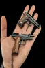 Gun Toys Metal Material Pistol Gun Miniature Model 1 3 Beretta 92F houten handvat Keychain Crafts Pendant kan geen verjaardag GI9517474 schieten