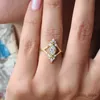 2pcs bagues de mariage Caoshi Rhombus Shape Ring Femme Magnifique bijoux de doigt de mode avec des accessoires de couleur en or zircone brillant pour le mariage