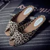 2024 Summer Slippers Fashion Fashion Sexy Leopard estampado Flat cómoda cómodo Simple no deslizante