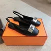 2024 Nyaste toppkvalitet Sexig platt klänningskor Socka varumärke Luxury Designer Real Leather Women Pumpar Metal Buckle Strap Party Shoes Summer Sandals Women Stiletto Shoes