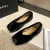 Chaussures décontractées portant la peluche de Mary Jane à l'extérieur du coton blanc de l'hiver pour femmes Personnes paresseuses en passant par la femme