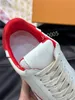 2024 Toppdesignerskor Mensskor Sneakers Fashion Shoes Trainers Graffiti White Musical Note Love Heart Brodery Patch Quality High Calfskin Shoes RD240203