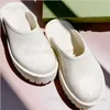 Kapcia 2021 Designerka damskie damskie masywne pięta kapcie sandałowe wykonane z przezroczystych materiałów modne i urocze słoneczne buty na plaży kapcie T240403