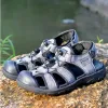 Buty Men Sandals Wygodne skórzane letnie trampki Człowiek 2022 Nowy moda męska plaża na zewnątrz lekkie buty do wody