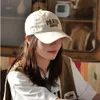 Cappo di baseball per donne con lettere profonde, versione coreana, ricami versatili, protezione solare, viso piccolo, bordo curvo ampio, cappello da lingua anatra alla moda,