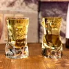 Copos de vinho em forma de corpo, dama e homem formam copo de vidro para vodka uísque cerveja