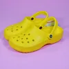 Croc Clog Classic Designer Sandals Summer Beach Wodoodporny klamra Slajdy Dorosły dla dzieci Buty czarne białe brązowe mężczyźni Kupki Kapcie pielęgniarskie Buty zewnętrzne