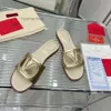 여성 Walentino Lady Sandal 디자이너 스터드 슬리퍼 2024 컬러 슬리퍼 스프링/여름 새로운 패션 순수한 가죽 중공 평평한 바닥 여성 슬리퍼