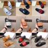 Nouvelle pantoufles de créateurs d'été 24SS Luxury Femmes pour hommes Sandale en cuir plate glissade Lady Beach Flip Flop Chaussures décontractées Slippers pour femmes