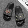 Tofflor nyaste lyxmärke män glider skor tofflor sommar sandaler strand glid designer klassisk g rutnät mönster tryck avatar flip flops sneakers storlek 3946 t24