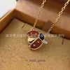 High -end designer ketting 1: 1 V GOUD VEROORDELDE HOGE KWALITEIT LADYBUG KINSING MET NATUURLIJKE ENTELIJK TRANSPARTENT RODE RODE CHALCEDONY VANGELEGENDE VANGELEGEND MET VERSE Kraagketen