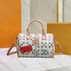 Designer Totes Bags Novo 2024 Bolsa de travesseiro de moda Bolsa de bolsa de couro Bola de bolsa de embreagem retrô feminino Bolsa de ombro em relevo Bolsa