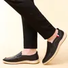 Casual schoenen 2024 mannen glijden aan formele loafers mocassins Italiaanse zwarte mannelijke zaken