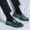 Casual schoenen mannen groen zwarte loafers pu reliëf patroon tassel decoratie ronde teen zakelijke formele grote maten 38-46