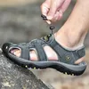 Cuir Men Sandals Chaussures d'été 2023 Plus taille pour hommes à la mode décontractée de plage extérieure, pantoufles respirantes pataugeant 240322