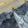 Дизайнерская джинсовая джинсовая ткань двух кусочков набор для однократного повседневного карманного пиджака с длинным рукавом+лоскутная плиссированная мини -юбка с высокой талией.