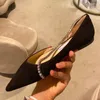 Zapatos informales cadena de diéux Mujeres planas 2024 Sandalias de pisos de banquete negro vacío de banquete negro vacío