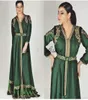 Emerald Green Marroquino Caftan Manga Lonja Vestidos de baile 2018 Custom Faça bordados de ouro Kaftan Dubai abaya