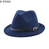 Europeisk klassisk filtfedoras hatt för män kvinnor cowboy trilby cap homburg kyrka jazz med bälte 240326