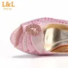 Kleiderschuhe rosa Sandalen für Frauen 2024 Luxus -Hochzeitspumpen Low -Heels Strass -Design Party und Taschen Set Set