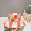 Роскошный дизайнер ковш шляпа Leisure Fashion Travel Buckets Шляпа для женщин и мужчин пляж Sun Fisherman Cap Сплошная классическая простота. Служба для вечеринок.