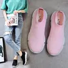 Lässige Schuhe plus Größe atmungsaktivem Luftgitter Sneakers Frauen Frühling Sommerschlupf auf Plattform Stricken Flats Weiche Walking Frau HJM78