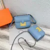 Luxurys designer axelväskor för kvinna mode messenger handväska man äkta läder crossbody kuvert väska hobo klaff handväska satchels resor pochette tygväskor