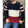 Panks masculins 2024 Spring Adult Patchwork Strip Muscle Muscle Muscle Round Necy Splicing Striped Tops Vêtements pour l'homme