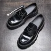 Casual Shoes High-End-Herren-Slip-On dickes Bottom Patent Leder Shinny Oxfords Britisch-Stil Trendy Man Concise Plattform