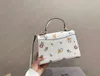 Vrouw handtas lederen handvat merkontwerper bloemen letters portemonnee crossbody tas triple-use satchel draagbare vrijetijdsbasis tas