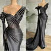 Klänningar sexiga svarta sjöjungfru prom klänningar från en axel långärmare spetsar hög sida delad golvlängd formell klänning aftonklänningar mantel cu