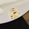 Heet verkopende roteerbare en verstelbare koper vergulde echte gouden klaverring voor dames Instagram -stijl modieuze veelzijdige ringlicht luxe sieraden