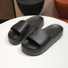 2024 Mulheres chinelas sandálias pares de designer de pantoufle slippers slides de massagem macia sapatos deslizantes de verão praia ao ar livre chinelos de moda de moda chinelos chinelos planos