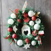 Dekorative Blumen traditionelle Weihnachtstür Krampfkünstigkiefer mit zerschmetterten Ballschmuck für den idealen Herbst