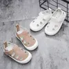 Barn sandaler sommarflickor pojkar klipp ut sneakers andningsbara barn sportskor stängd tå baby småbarn strand sandalier lägenheter 240326